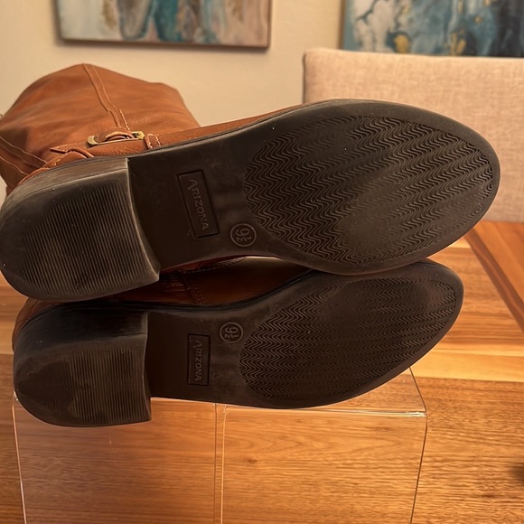 Arizona Boots Gently used. Size 9.5. Super cute. Color Brown.
#17B - Picture 7 of 8